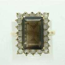 14ct gold ring set with large panel of smokey quartz surrounded by topaz, size O, 4.5g. UK P&P Group