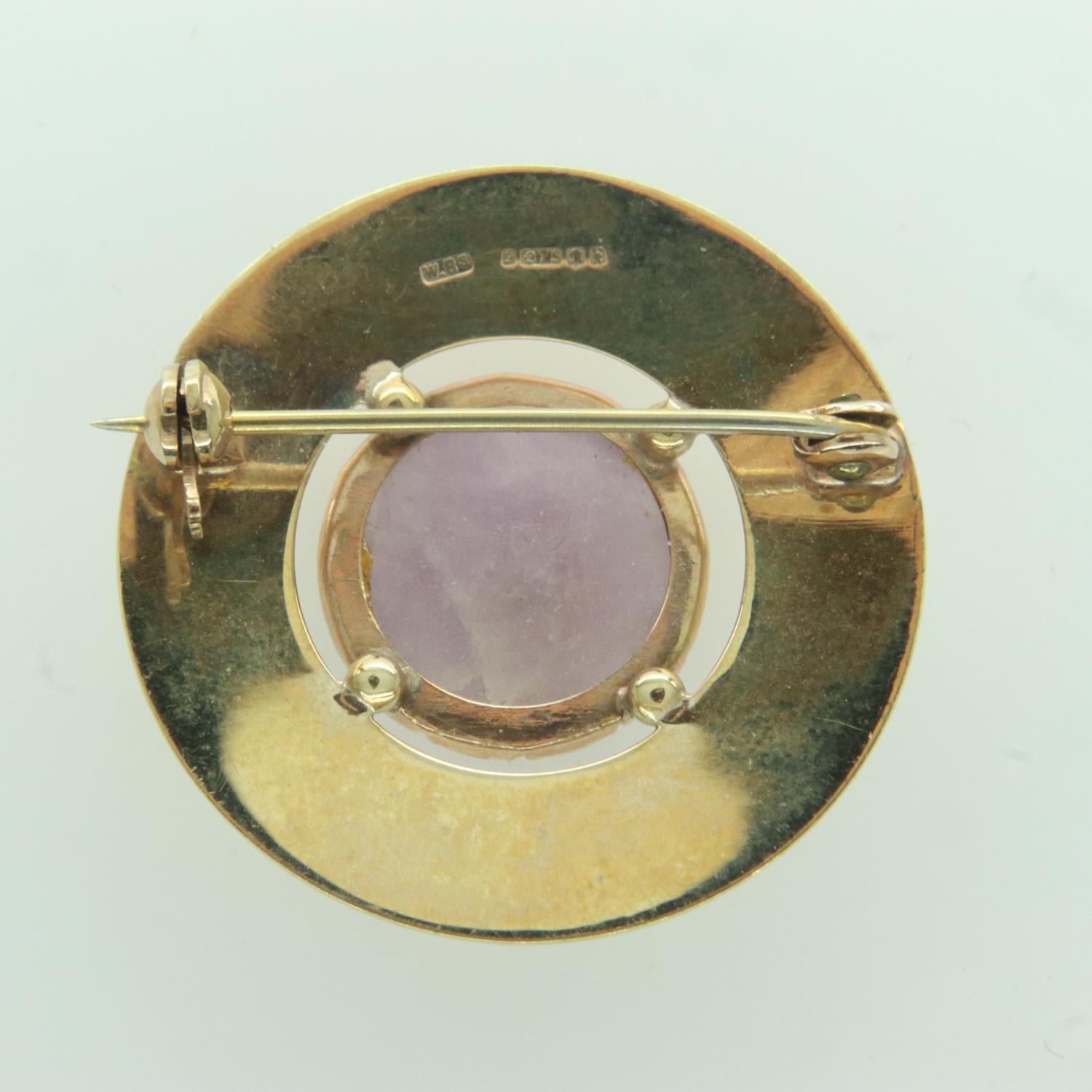 9ct gold brooch with purple stone, D: 30 mm, 4.9g. UK P&P Group 0 (£6+VAT for the first lot and £1+ - Image 2 of 3