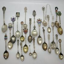 Hallmarked, sterling and continental silver souvenir teaspoons, 268g. UK P&P Group 2 (£20+VAT for