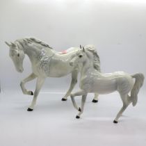 Two Royal Doulton grey horses, no cracks or chips, H: 18 cm. UK P&P Group 2 (£20+VAT for the first