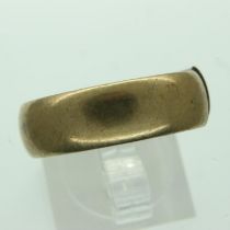 A 9ct gold wedding band, cut, 5.7g. UK P&P Group 0 (£6+VAT for the first lot and £1+VAT for