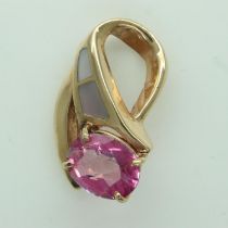 14ct gold pendant set with pink tourmaline and hard stone, H: 29 mm, 5.0g. UK P&P Group 0 (£6+VAT