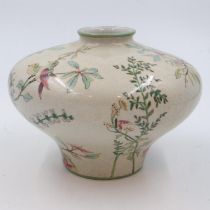 Large Oriental bulbous vase, decorated with birds and foliage. D: 28cm. No cracks or chips,