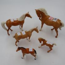 Five Beswick palomino horses, no cracks or chips, largest H: 19 cm. UK P&P Group 3 (£30+VAT for