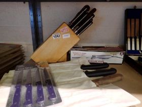 Quantity of mixed knives. All electrical items in this lot have been PAT tested for safety and