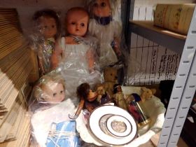 Four large dolls including Athena and Rosebud, a Victorian washbowl and two Chokin plates. Not