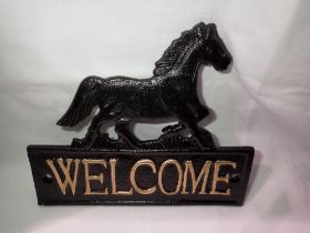 Cast iron Welcome sign, W: 18 cm. UK P&P Group 1 (£16+VAT for the first lot and £2+VAT for