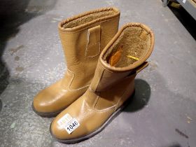 Mens size 7 rigger boots. Not available for in-house P&P