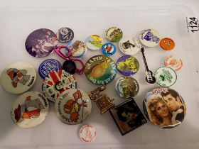 Mixed tin plate badges, including The Wombles and The Beatles. UK P&P Group 1 (£16+VAT for the first