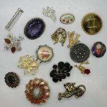 Quantity of costume brooches. UK P&P Group 1 (£16+VAT for the first lot and £2+VAT for subsequent