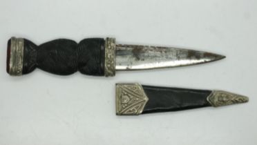 Early 20th century Skein-Dhu with sheath. UK P&P Group 1 (£16+VAT for the first lot and £2+VAT for