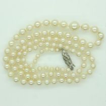 Pearl necklace with silver clasp, L: 54 cm. UK P&P Group 0 (£6+VAT for the first lot and £1+VAT