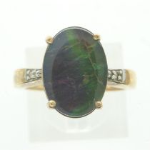 9ct gold ring set with a faux black opal, size O/P, 4.0g. UK P&P Group 0 (£6+VAT for the first lot