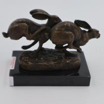 Bronze running hares on a marble base, H: 11 cm. UK P&P Group 2 (£20+VAT for the first lot and £4+