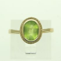 9ct gold ring set with a peridot, size O/P, 2.0g. UK P&P Group 0 (£6+VAT for the first lot and £1+