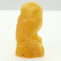 Well carved natural amber figure in the form of an owl. UK P&P Group 1 (£16+VAT for the first lot
