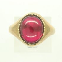 9ct gold ring set with a large red cabochon, size O/P, 4.5g. UK P&P Group 0 (£6+VAT for the first