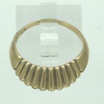 9ct gold ring with scalloped edges, size P, 3.3g. UK P&P Group 0 (£6+VAT for the first lot and £1+