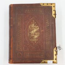 Leather bound family bible with brass fittings. UK P&P Group 2 (£20+VAT for the first lot and £4+VAT