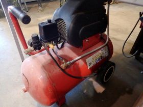 Quartz classic 50L 230v air compressor. Not available for in-house P&P