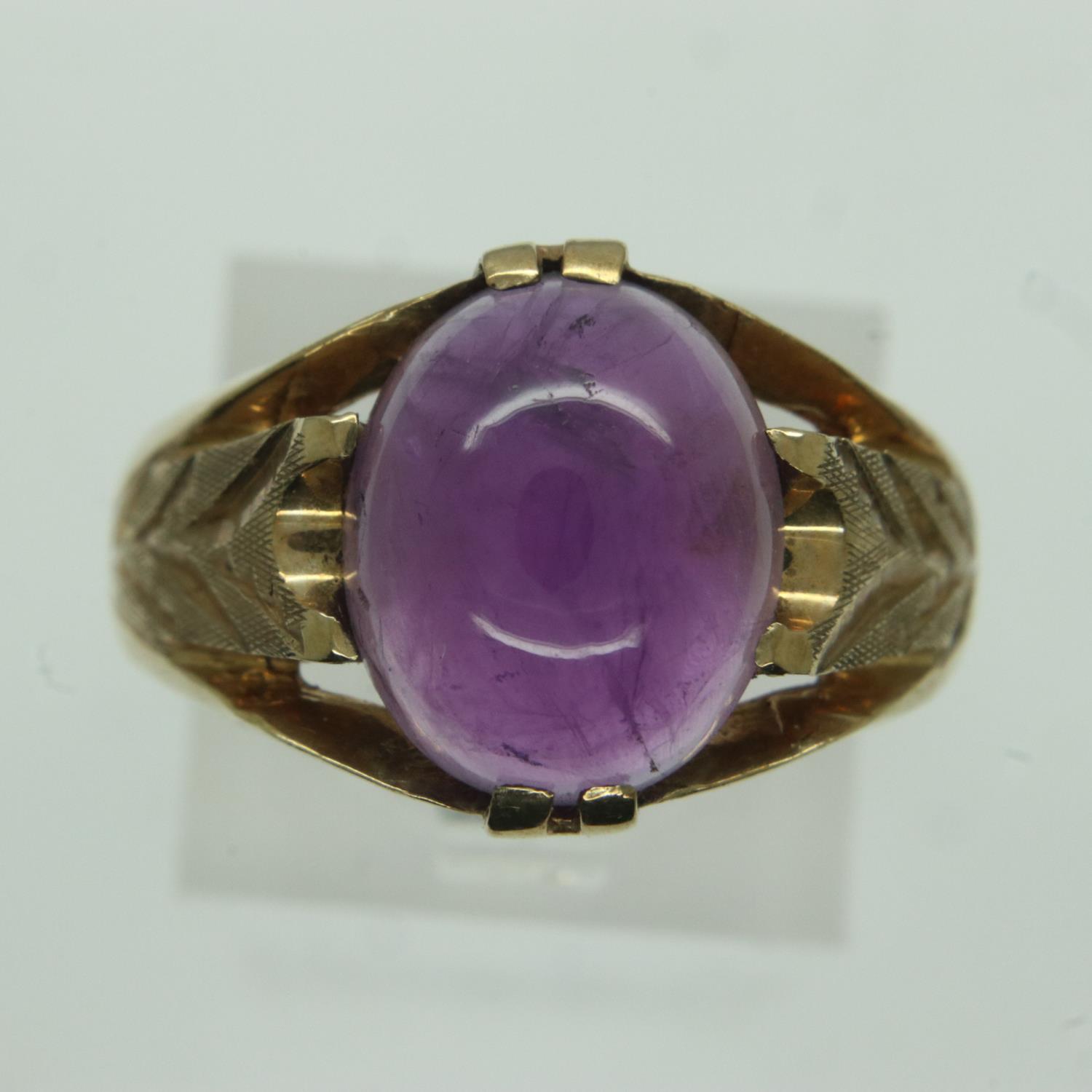 9ct gold ring set with amethyst cabochon, size T, 7.0g. UK P&P Group 1 (£16+VAT for the first lot