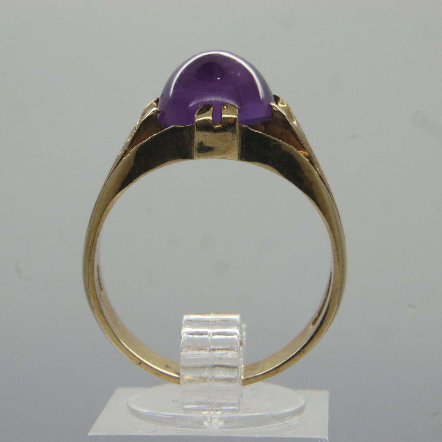 9ct gold ring set with amethyst cabochon, size T, 7.0g. UK P&P Group 1 (£16+VAT for the first lot - Image 2 of 3
