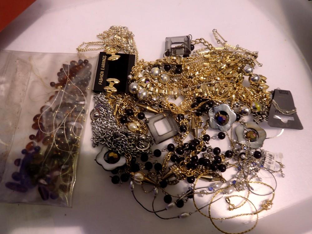 Mixed costume jewellery. UK P&P Group 1 (£16+VAT for the first lot and £2+VAT for subsequent lots)