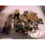 Mixed costume jewellery. UK P&P Group 1 (£16+VAT for the first lot and £2+VAT for subsequent lots)