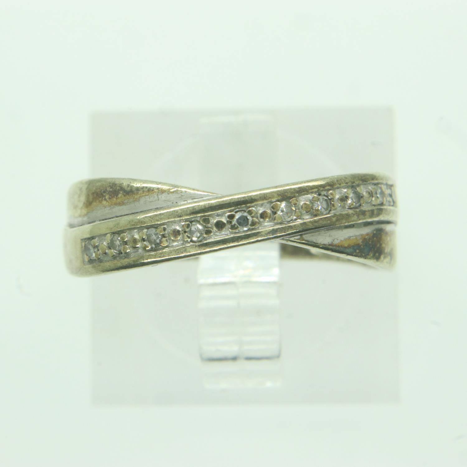 9ct gold crossover ring set with diamonds, size L, 2.0g. UK P&P Group 0 (£6+VAT for the first lot