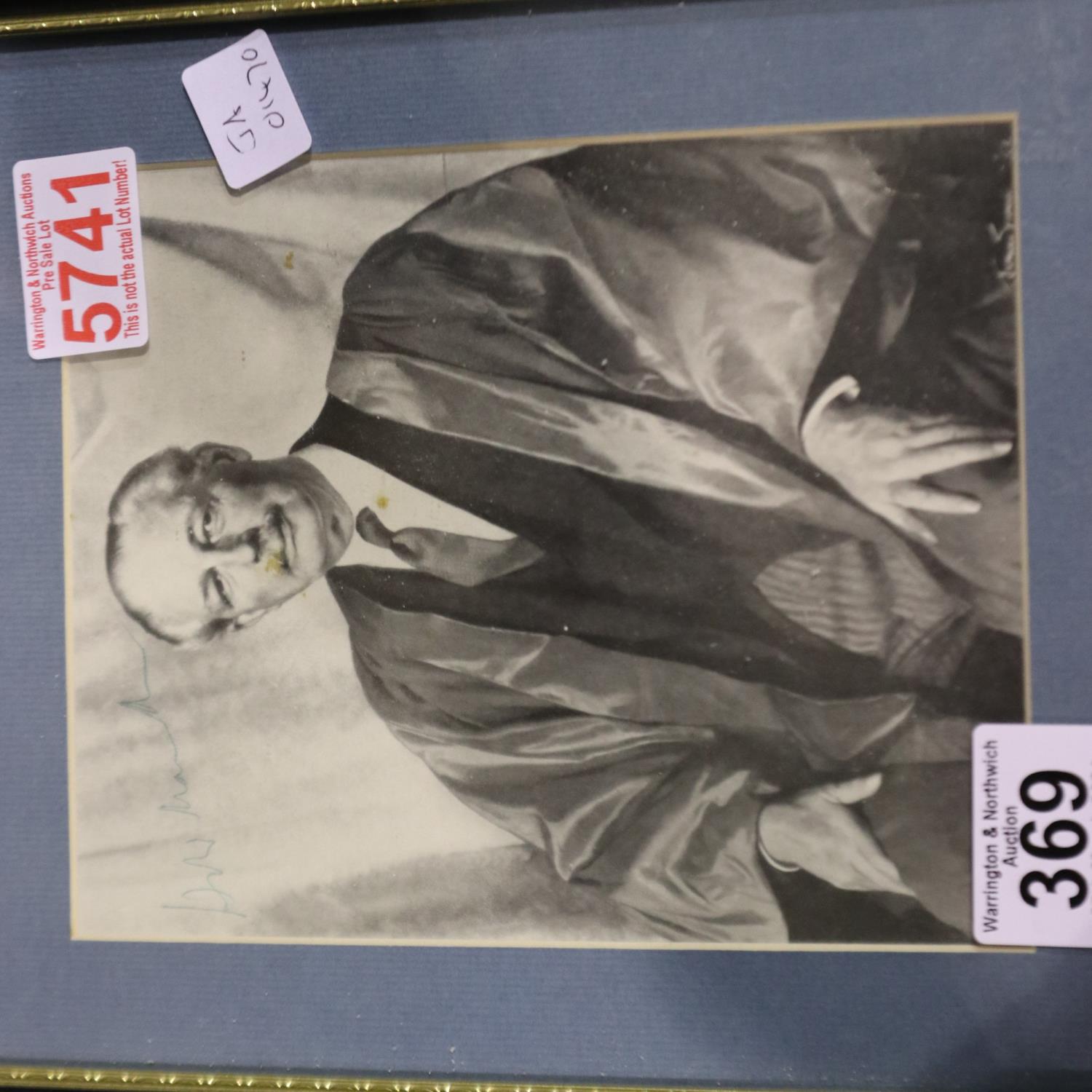 Prime Minister Harold Macmillan signed photograph. UK P&P Group 2 (£20+VAT for the first lot and £