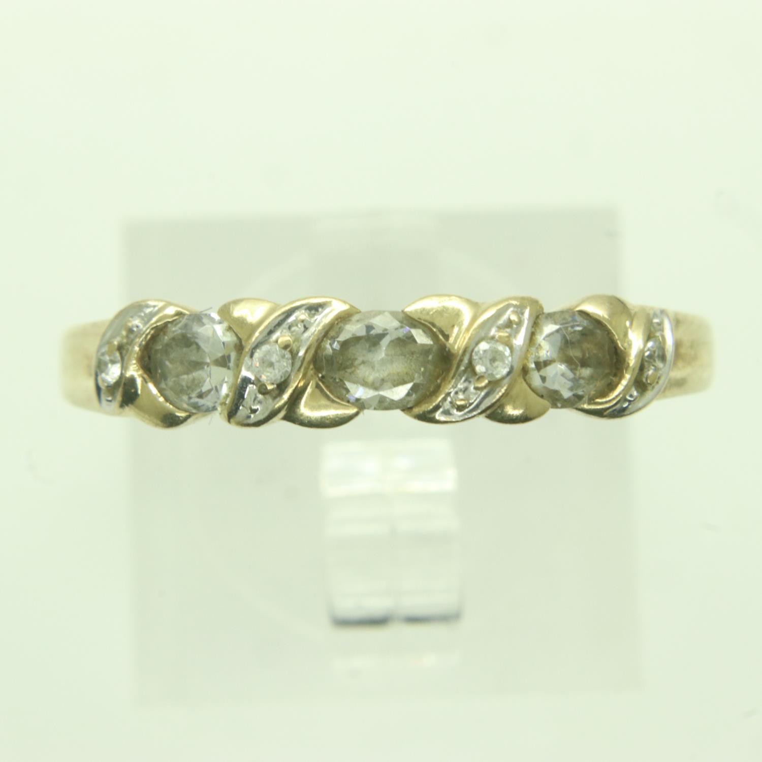 9ct gold ring set with cubic zirconia, size S, 2.0g. UK P&P Group 0 (£6+VAT for the first lot and £