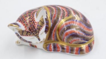 Royal Crown Derby sleeping cat, no cracks or chips, L: 80 mm. UK P&P Group 1 (£16+VAT for the