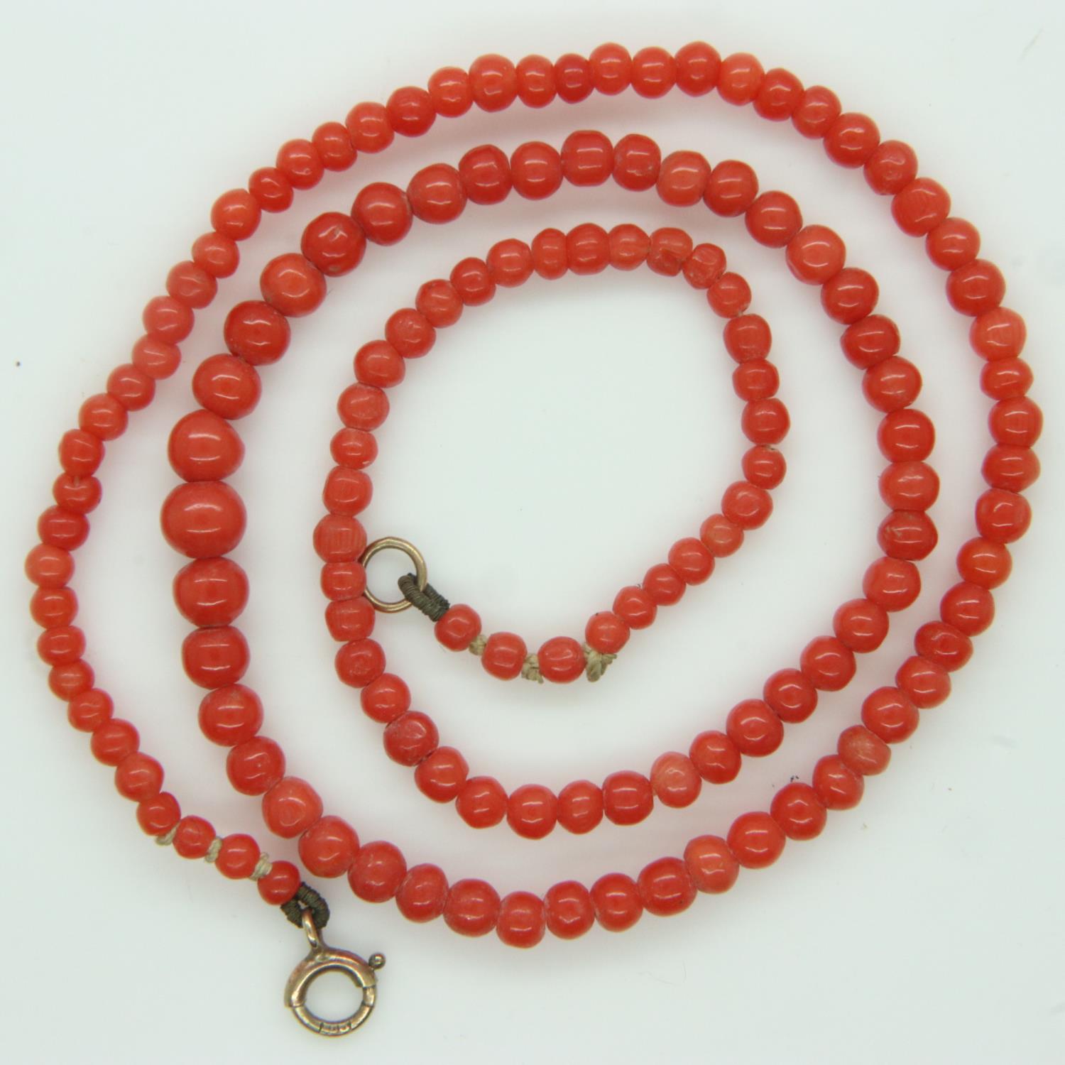 1920s 9ct gold clasp coral strand necklace, L: 40 cm. UK P&P Group 0 (£6+VAT for the first lot