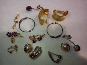 Mixed clip-on earrings. UK P&P Group 1 (£16+VAT for the first lot and £2+VAT for subsequent lots)
