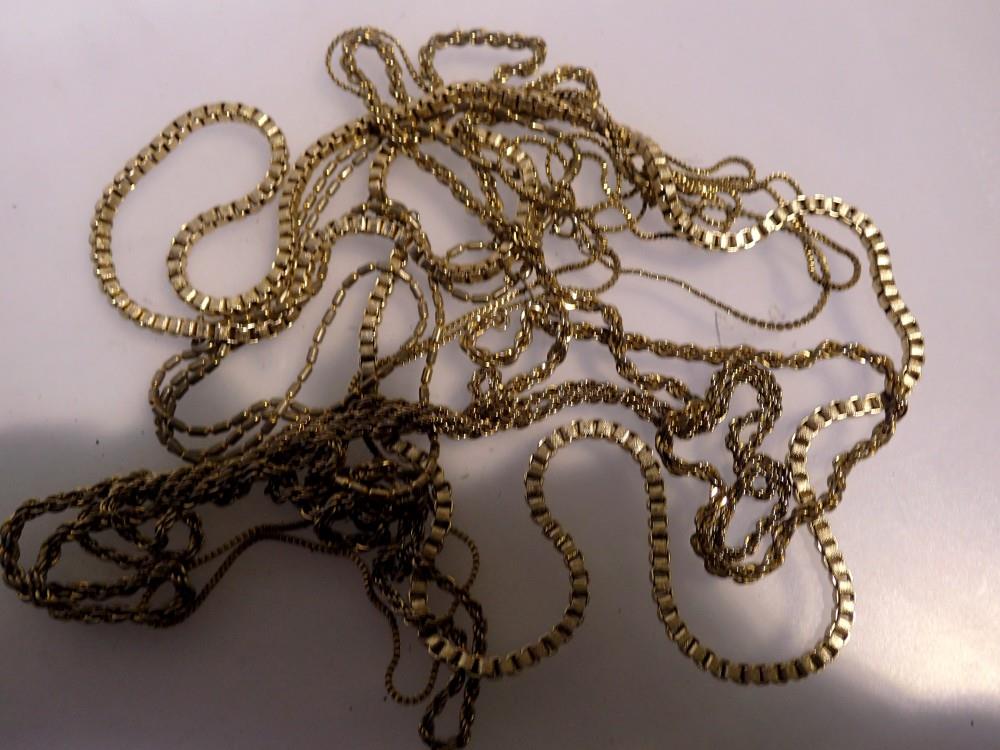 Quantity of yellow metal chains. UK P&P Group 1 (£16+VAT for the first lot and £2+VAT for subsequent