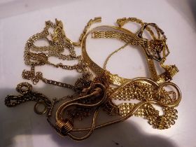 Mixed yellow metal jewellery. UK P&P Group 1 (£16+VAT for the first lot and £2+VAT for subsequent