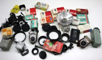 Large collection of vintage camera accessories including bulbs, filters & flashguns. UK P&P Group