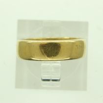 22ct gold heavy gauge wedding band, size F/G, 5.5g. UK P&P Group 0 (£6+VAT for the first lot and £