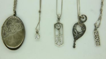 Mixed silver jewellery, including a locket 33.4g. UK P&P Group 1 (£16+VAT for the first lot and £2+