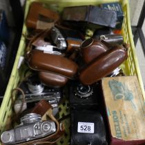 Selection of vintage cameras to include Minolta. UK P&P Group 3 (£30+VAT for the first lot and £8+