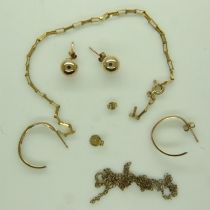 Mixed broken 9ct gold jewellery and a pair of ear studs, combined 3.5g. UK P&P Group 0 (£6+VAT for