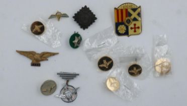 Mixed Parachute Regiment pins, buttons and badges. UK P&P Group 1 (£16+VAT for the first lot and £