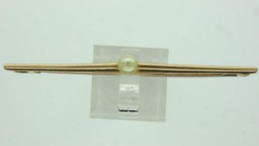 15ct gold bar brooch set with a single pearl, L: 60mm, 4.2g. UK P&P Group 1 (£16+VAT for the first