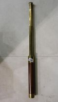 Single draw brass and wooden telescope, no makers mark, extended L: 59 cm. UK P&P Group 1 (£16+VAT