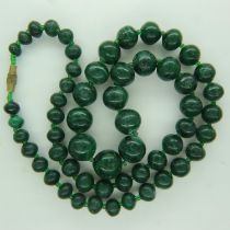 Malachite stone necklace with twist clasp, L: 54 cm. UK P&P Group 1 (£16+VAT for the first lot