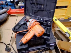 Mixed power tools, including a Black & Decker power drill. All electrical items in this lot have