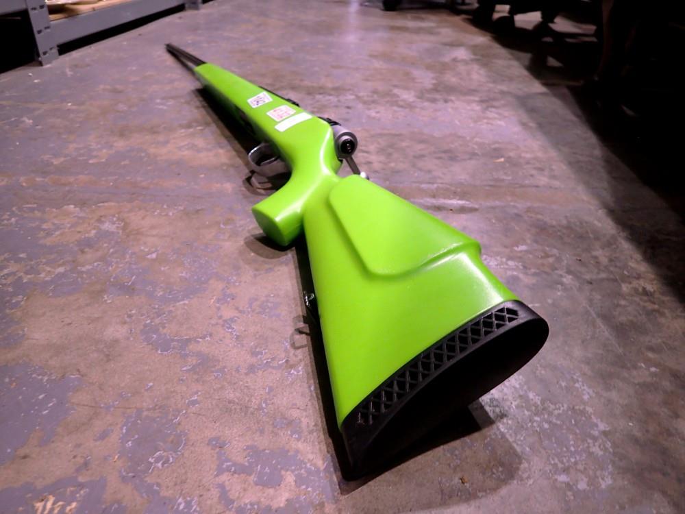 Air rifle, green plastic body, no makers mark, L: 120 cm. Not available for in-house P&P