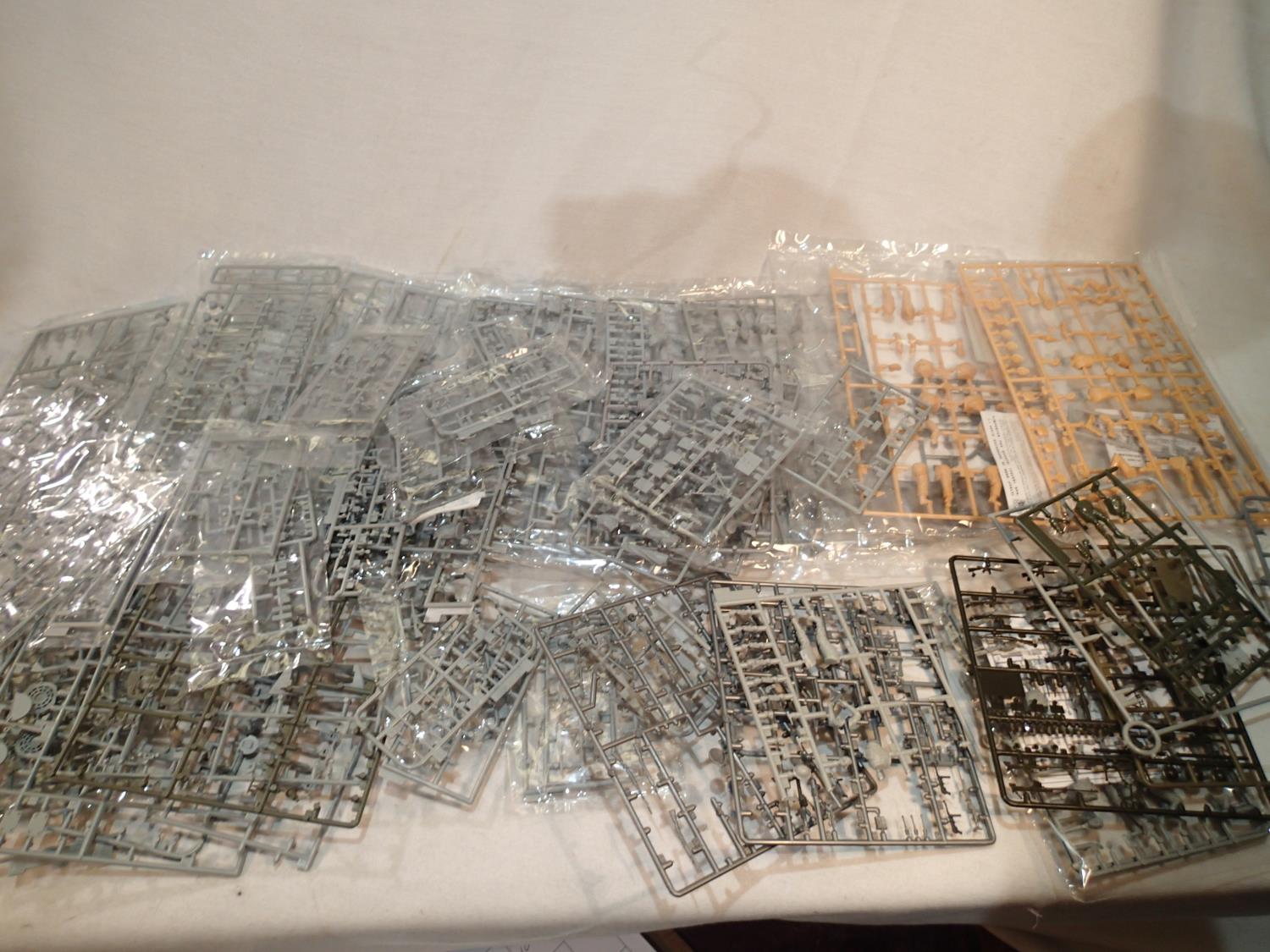 1/35 scale figures, quantity of figure kits, mostly in bags on sprues, no identity or boxes, plus
