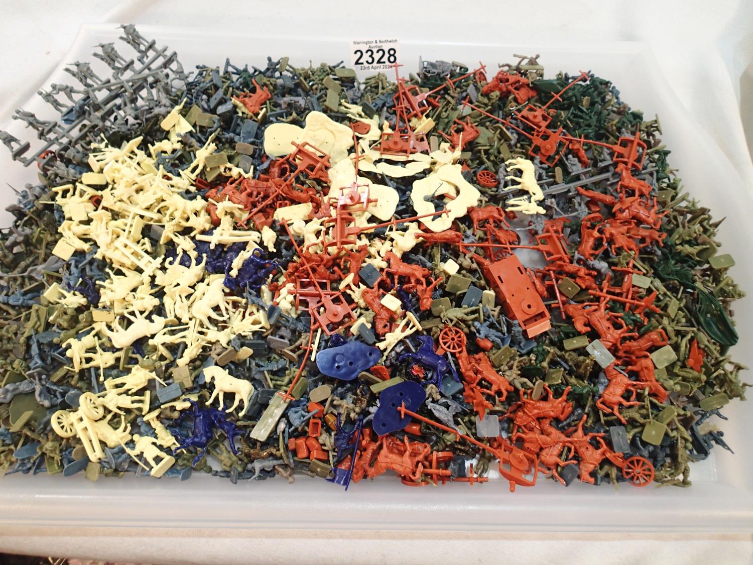 1/72 scale figures, over 700 unpainted plastic figures, various makes and types. UK P&P Group 1 (£