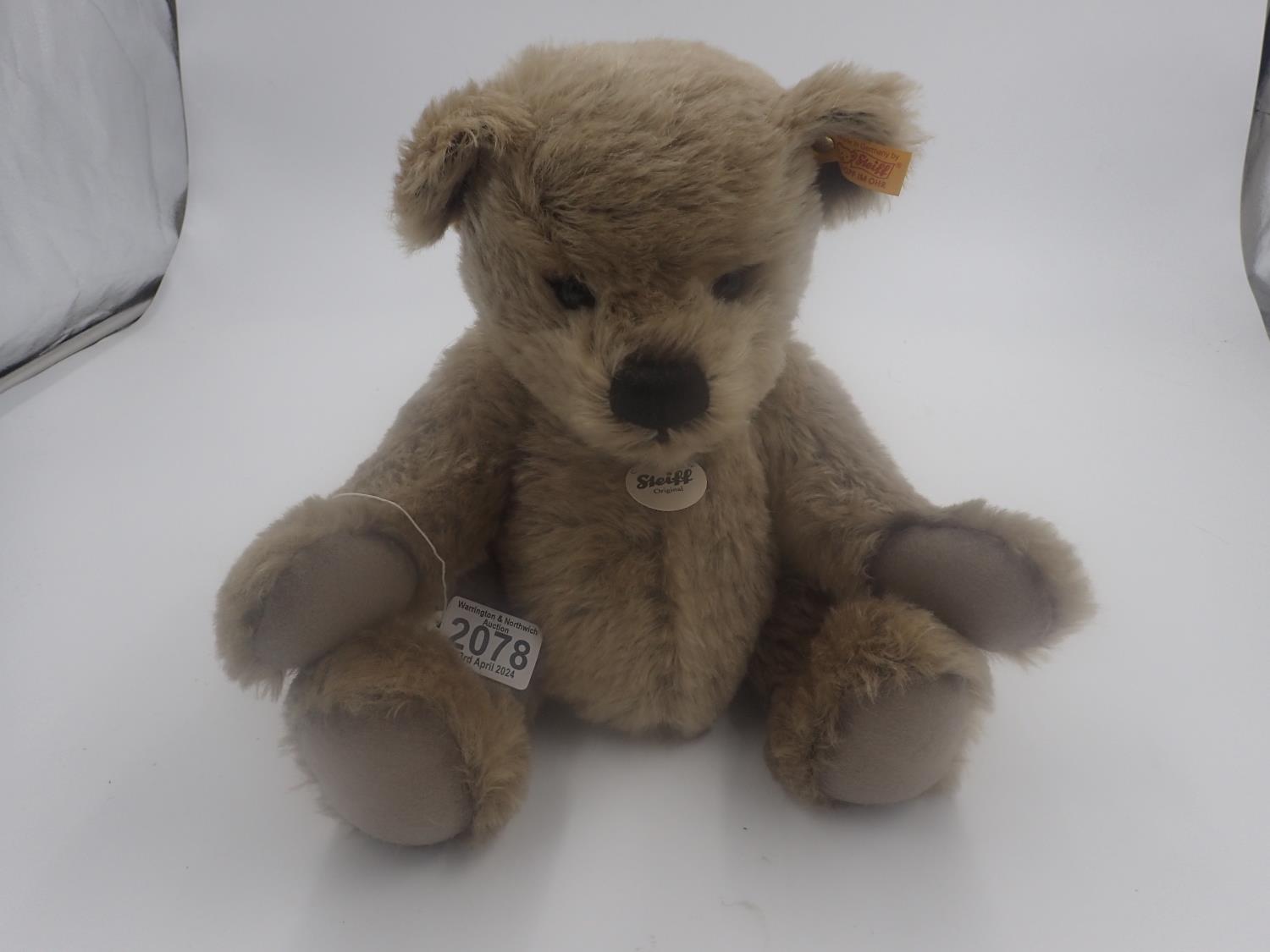 Steiff Classic teddy bear, 039683, 33cm H. UK P&P Group 2 (£20+VAT for the first lot and £4+VAT